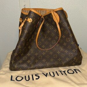 Louis Vuitton Neverfull Monogram Shoulder Bag